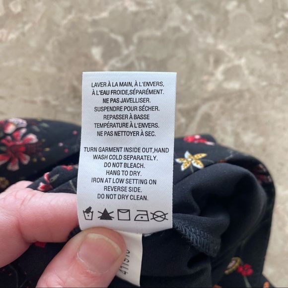 Reitmans women’s zip closure skirt size 4 black with floral print - Picture 6 of 9